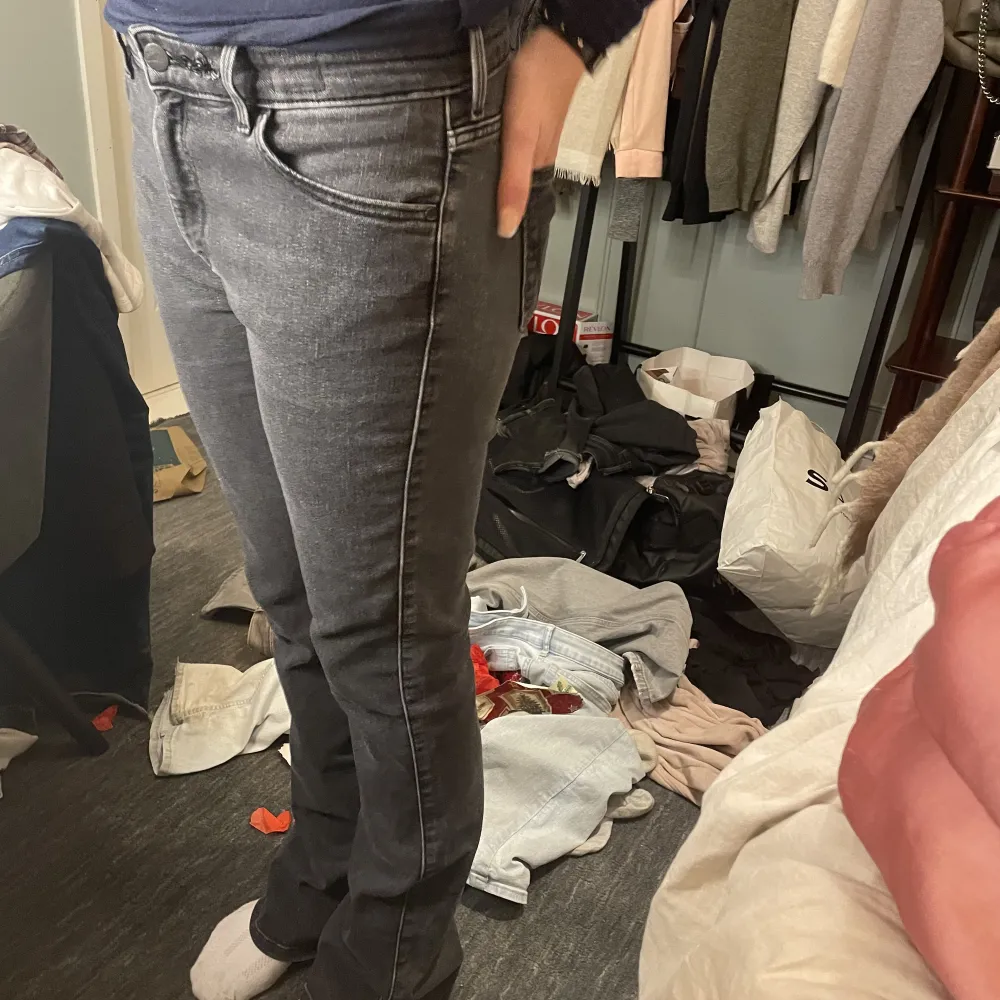 Ett par mörkgråa jeans från zalando som är midriese. Jätte sköna och stretchiga, kommer inte ihåg strlk för har klippt bort lappen men ungefär 33w och 37l.. Jeans & Byxor.