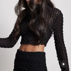 Topp med struktur - Helt ny, med lappar kvar. Slutsåld i alla storlekar, testar lägga ut här annars gör jag retur. Storlek M men passar mig som är S också. Skriv för egna bilder 