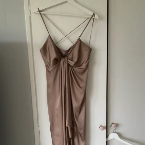 Oanvänd klänning från Zara - Midi/lång-klänning från Zara, oanvänd med prislapp kvar💞Beige/brun färg i tyget siden/silke. Nypris 400:-