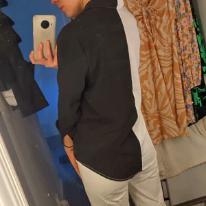 Overzised Skjorta  - Mysig stor skjorta. Vit och svarta färger. Bara använd ett få antal gånger. Den är lång och passar flera storlekar.