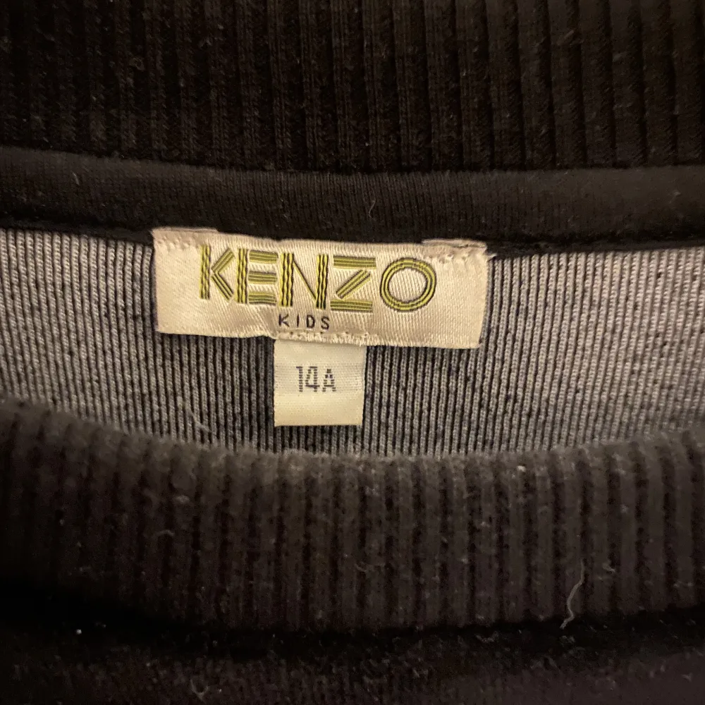 jätte MYSIG kenzo tröja i mjukt material, passar jättebra till svarta juicy!!. Stickat.