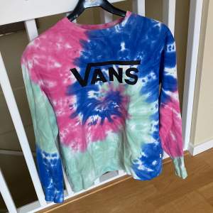 Här säljs det en sweatshirt från vans i tre olika färger: Blå, rosa och ljusgrön! En cool tröja med ett väldigt mjukt material!  Mycket bra skick och en skön passform! Orginalpris: 400kr