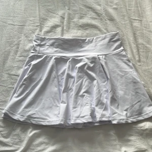 Vit tenniskjol  - Vit tenniskjol med shorts, använd en gång. (Om du vill se plagget på skriv privat)