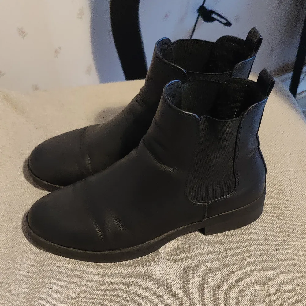 Snygga Chelsea boots för vinter/höst, perfekta just nu ❤️ Har bara använts förra året under någon månad och är tyvärr för små för mig nu. Inköpspris 600kr. Skor.