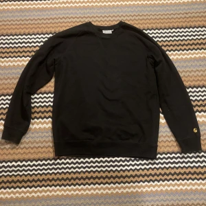 Carhartt WIP Chase Sweat, Black / Gold - Mycket bra skick Inte så stor i modellen 