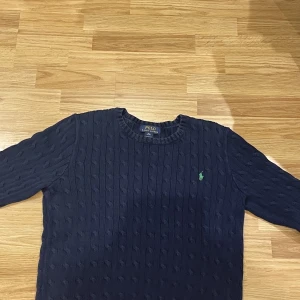 Ralph lauren stickad tröja - Väldigt fin Ralph lauren stickad tröja i barn storlek XL (15-20) Skulle säga att den är som storlek M för att den passar nästan mig som är 1,9m lång och väger 84kg.