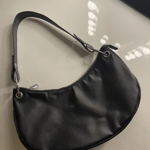 Svart liten vöska - Så snygg svart väska (minns inte vart den är ifrån) som man kan ha på axeln😍😍