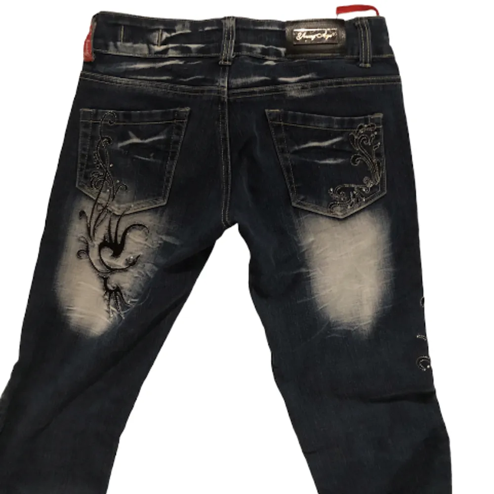 Superfina bootcut lågmidjade jeans som är märket Young Age. Dom är storlek 36. Säljer då dom var för små för mig💕💕. Jeans & Byxor.