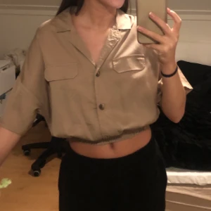 Kortärmad skjorta  - En croppad kortärmad skjorta med resor i midjan. Sparsamt använd så är i princip nyskick! Köparen står för frakt💕 pris kan oftast diskuteras och kan ge paketpris så kika gärna in de andra jag säljer