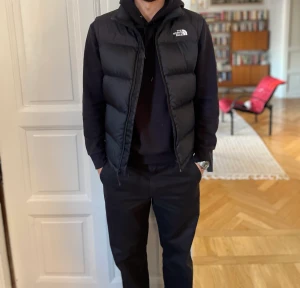 North Face väst - North Face täckväst strl M i mycket gott skick. Använd i några veckor bara då sonen är 190 lång och växte ur den snabbt. Nypris ca 2000kr. 