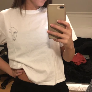 Tshirt - En vit T-shirt med coolt tryck köpt på vero moda. Använd några gånger men inga slitage. Slutar där byxorna börjar. Köparen står för frakten💕 priset kan oftas diskuteras och kan även ge paketpris så kika gärna in de andra jag säljer