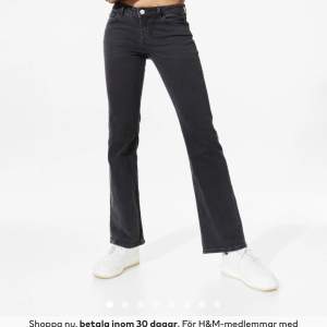 Säljer mina flared low waist jeans från H&m, som är helt slutsålda!💖