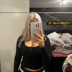 Svart ribbad topp - Från nakd, väldigt fin men passar mig inte längre.