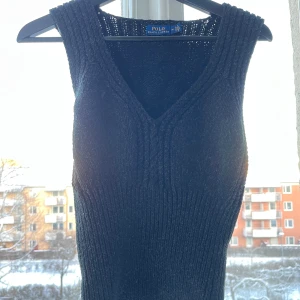 Polo väst  - Stickad väst från POLO Ralph lauren. Mycket fint skick. 