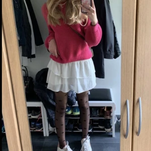 Vit volang kjol - Vit volang kjol från Zalando , storlek S, orginal pris 400 kr så ett billigt bud för denna för 150