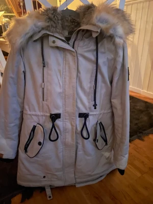 Navahoo BOMBII - Välvårdad och varm Navahoo  BOMBII vinterkappa strl XL, köpt 27 september i år. Använd 2 gånger. Ny pris 1667 kr.  