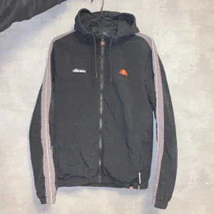 Ellesse jacka M - Säljer denna ellesse vindjacka i strl M herr och är i färgen svart, dålig grafik på den första bilden så det är bara fråg som fler bilder