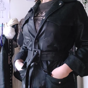 Skinnjacka från HM - Jätte tjusig skinnjacka (oäkta) med knappar, två fickor och ett snyggt bälte till för att ge dig den där snatched midja haha! Säljer den billigt för att den luktar lite rök tyvärr men annars i bra skick.