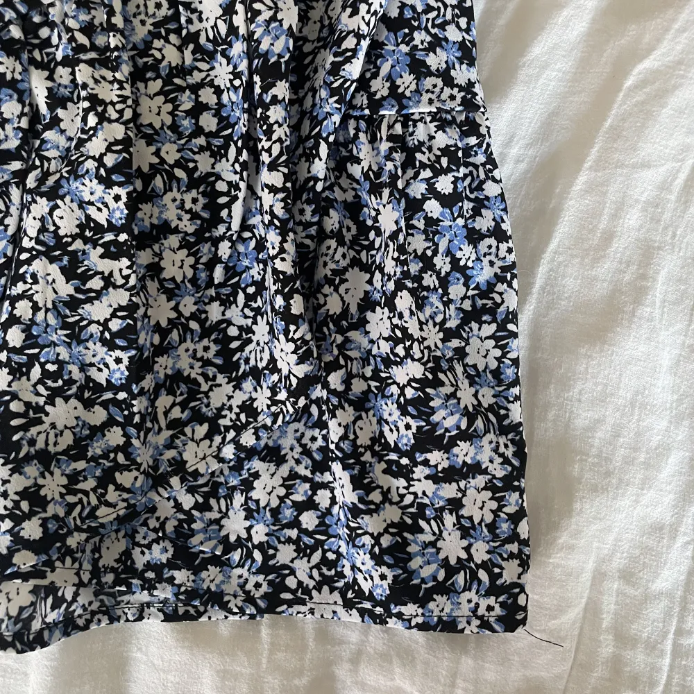 Blommig kjol från Lindex . Aldrig använd. Kjolar.