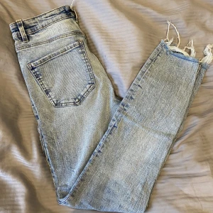 Jeans från Zara - Supersnygga jeans från Zara som tyvärr inte kommer till användning. Använda fåtal gånger. 💙