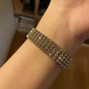 Strassarmband i champagne färger. Använt typ en halv gång för jag byter stil en gång i kvarten 🫠med andra ord, i toppskick 🫡