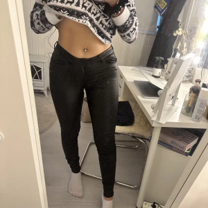 Skinnbyxor - Snygga skinnbyxor från vero Moda som formar kroppen väldigt snyggt. Sparsamt använda. Storlek s med längd 32. Väldigt stretchiga!