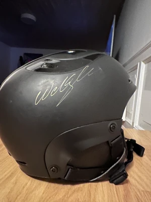 Sweet Protection hjälm  - Hej nu säljer jag min gamla skidhjälm som är ungefär en säsong gamal det är lite repor på den men det är nog inget man märker.  Jag en autograf på den från Walter wallberg  Har inte kvitto  