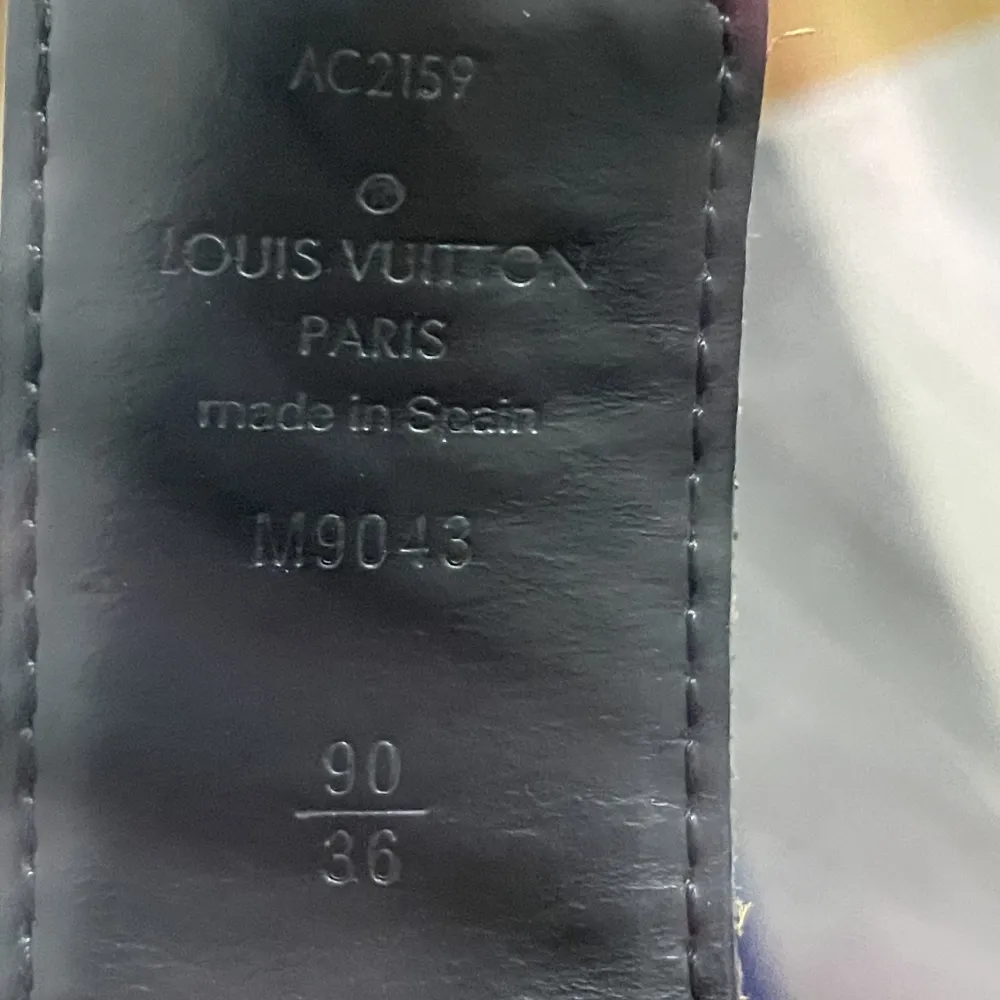 Bälten är ny säljer för 3000 kan diskutera lite med priset, vid snabb affär blir bälten för 2500. Jeans & Byxor.