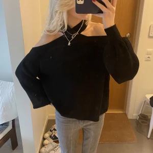 Stickad tröja  - Så sjukt cool stockad tröja, helt oanvänd 