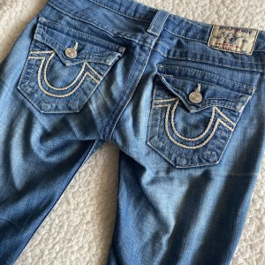 True religion Jeans - Jätte fina true religion jeans som är i bra skick andvänd nåra gånger!❤️Säljer för att dom är lite för stora!  Lågmidijade och bootcut! Inget fel på jeansen!💕Kan mötas upp nära Vallentuna o täby, eller posta!