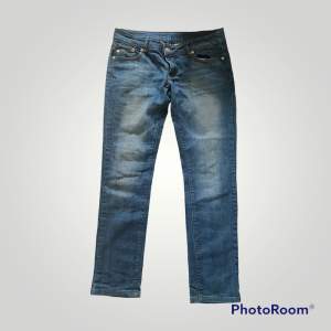 Super fint jeans från Victoria Beckham, med jättefint tryck på fickan. Den passar tyvärr inte mig så säljer dem vidare 😢