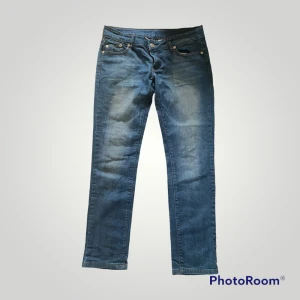 Victoria Beckham jeans  - Super fint jeans från Victoria Beckham, med jättefint tryck på fickan. Den passar tyvärr inte mig så säljer dem vidare 😢