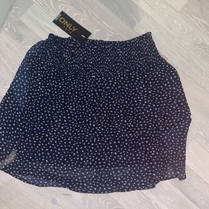 Söt volangkjol - Oanvänd