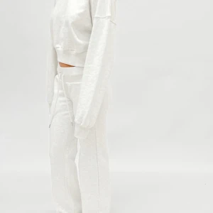 Alobha mjukis byxor  - Säljer fina mjukis byxor från Alobha som är slutsålda nu, helt nya. Säljer för dom är för långa , säljer direkt för 600