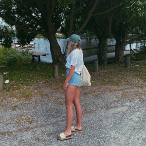 Jeansshorts - Shorts från Zara i storlek 36!! Dom är stretchiga i tyget så skulle nästan säga att dem passar 38 oxå! 🙌🏼💞