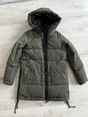 Vero Moda dunkappa Oslo i stl S - Vero Moda dunkappa Oslo i stl S. I använd gott skick. Nypris 1295kr.