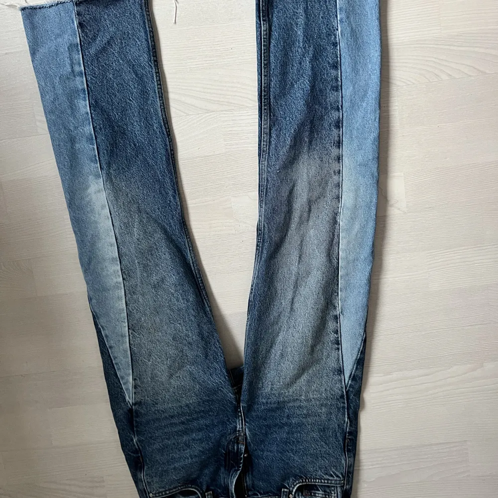 Låg/mellan jeans från Bikbok. Ascool detalj vid sidan av jeansen. Jeans & Byxor.
