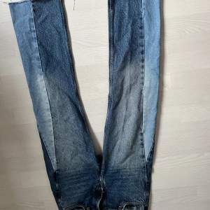 Låg/mellan jeans från Bikbok. Ascool detalj vid sidan av jeansen