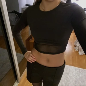 Svart mesh topp - Svart topp med mesh använd en gång!