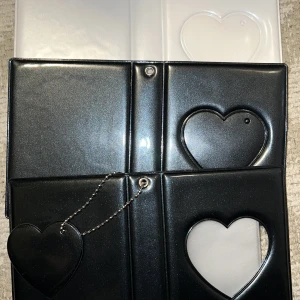 Kpop mini binders - Mini binders! Kan användas till photocards eller andra bilder <3 säljer dessa då jag hittade andra 🥰 50kr styck! Kommer med kedja till hjärtat på framsidan som man kan ta av