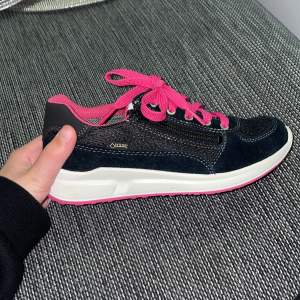  skorna kostade 150 kr storleken är 32 till barn de är vattentäta och är helt nya märket är super fit färgen är svart men snören är rosa och frakten kostar 20 kr