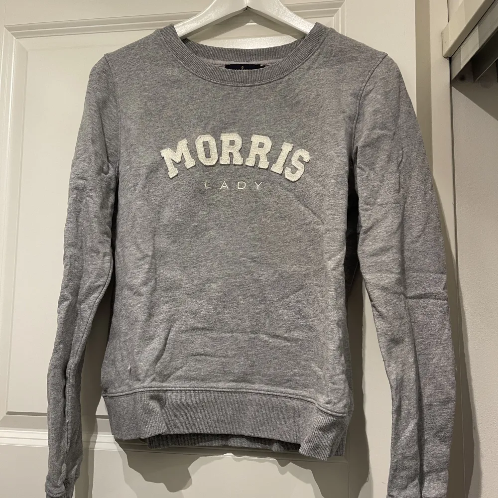 Säljer en ljusgrå collegetröja från Morris i storlek S, använd ett fåtal gånger men är i mycket fint skick. Kan tänkas mötas upp i Växjö annars står köparen för frakten☺️. Tröjor & Koftor.