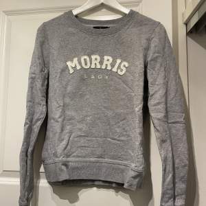 Säljer en ljusgrå collegetröja från Morris i storlek S, använd ett fåtal gånger men är i mycket fint skick. Kan tänkas mötas upp i Växjö annars står köparen för frakten☺️