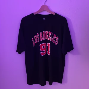 T-shirt från Shein - Oversized t-shirt från Shein. Aldrig använt. Storlek M.