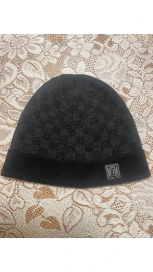 Louis Vuitton  - Louis vuitton helt i ny skick har använt den 2 gånger max. Och jag har inte kvar tyvärr kvitton och box till den pris kan diskuteras