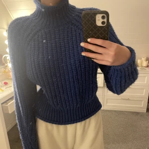 H&M stickad tröja - Jätte bra skick och värmer bra när det är kallt. För fler bilder eller frågor är det bara att kontakta