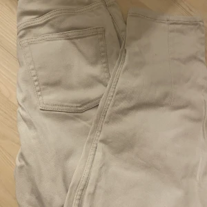 jeans - Beige färgade raka jeans. Säljer för att de tyvär är lite för små för mig. 