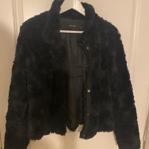 Päls jacka - Jacka i fejk päls från vero Moda, fint skick storlek Small.