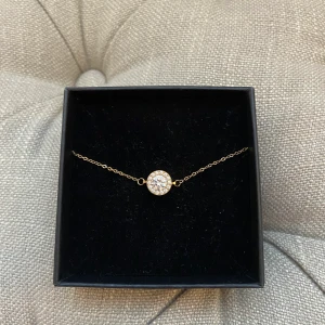 Edblad ”thassos bracelet mini gold” - (Obs kan frakta för 15 kr!) Säljer detta superfina armband från edblad då jag inte använder guldsmycken. Den är använd endast en gång och är i nyskick! Ni ser loggan på sista bilden☺️ Originalpriset på hemsidan är 299🤍 