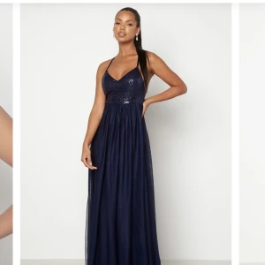 Marinblå balklänning - Säljer nu min fina marinblå glittriga balklänning från boohoo. Det är inga som helst defekter på den och den är hur fin som helst. Storlek S men justerbart snöre så skulle säga att den passar XS-M. Hör av er för frågor ❤️ Nypris är 1300kr 